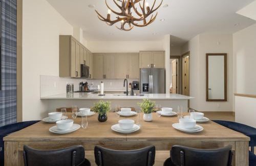 Fraser House | Lodge 212 Brand New LUXE Designer Home and Hot Tub