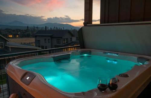 Fraser House | Lodge 212 Brand New LUXE Designer Home and Hot Tub