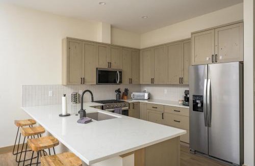 Fraser House | Lodge 212 Brand New LUXE Designer Home and Hot Tub