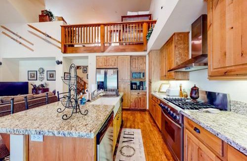 Mammoth Lakes Apartment | Lodges 1136