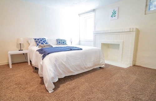 Congress Park Apartment | Loftium | Comfy Lower Suite in Congress Park!