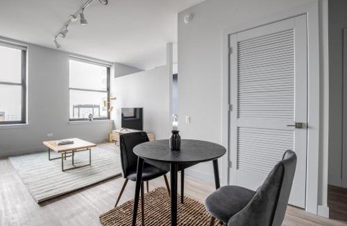 The Loop Apartment | Loop 1BR w Deck Gym WD nr W Loop the L CHI-220