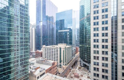Downtown Chicago Apartment | Loop 1BR w Pool Gym nr Financial District CHI-261