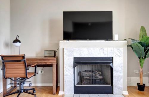 The Loop Apartment | Loop 2BR w Gym Doorman nr L Parks CHI-319