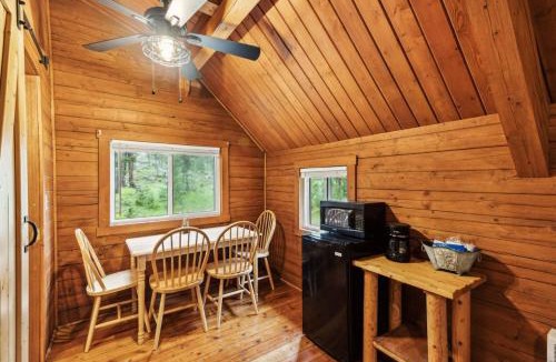 Grantsdale House | Lost Horse Lodge Double Queen Cabin 16 - PetsOK