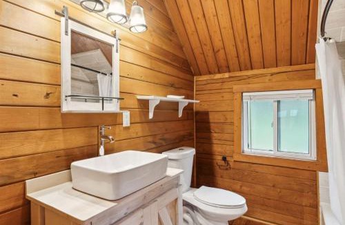 Grantsdale House | Lost Horse Lodge Double Queen Cabin 14