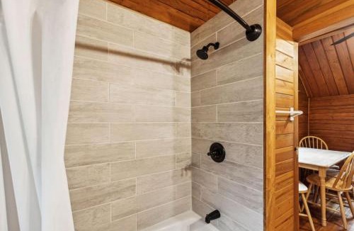 Grantsdale House | Lost Horse Lodge Double Queen Cabin 13