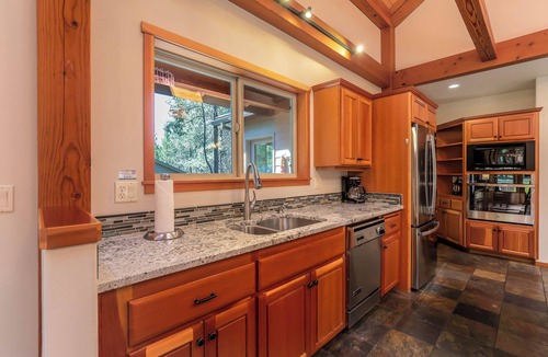 Overlook Park House | LOST07 - Spacious home, Hot Tub, Gas Fireplace, Ping Pong