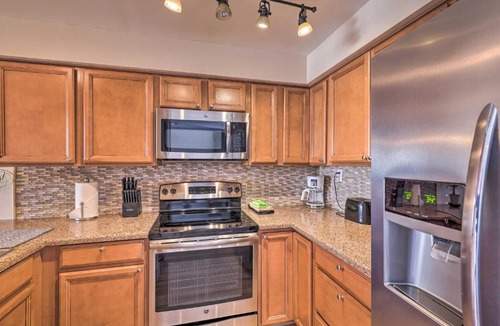 South Scottsdale House | Lounge Poolside: Resort Condo 1 Mi to Old Town!