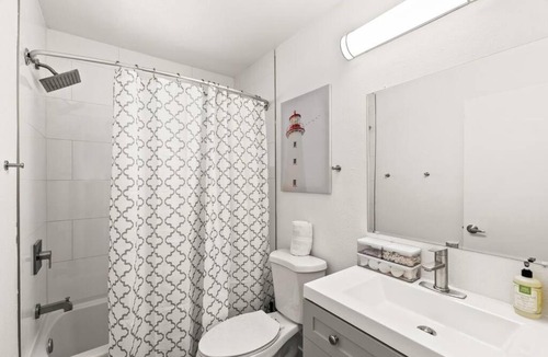 Camelback East Apartment | Lovely 1-bedroom condo in Biltmore - Parking