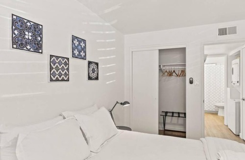 Camelback East Apartment | Lovely 1-bedroom condo in Biltmore - Parking