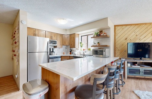 Four O'Clock Condo | Lovely getaway with, hot tubs & gym - close to lifts & activities