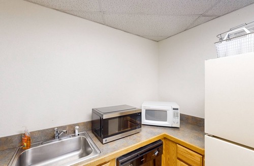 Four O'Clock Condo | Lovely getaway with, hot tubs & gym - close to lifts & activities
