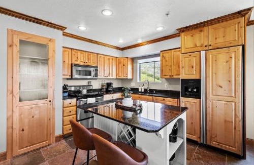 Park City Apartment | Lovely mountain condo w/hot tub & private balcony