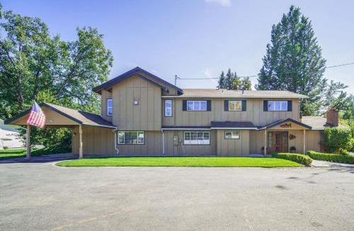 Grants Pass House | Lovely Riverfront Grants Pass Home: Pool & Hot Tub