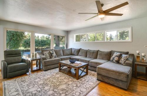 Grants Pass House | Lovely Riverfront Grants Pass Home: Pool & Hot Tub