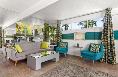 Twin Palms House | Luminous Ocotillo Bungalow
