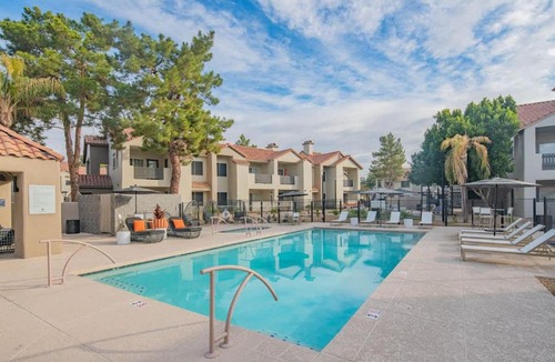 North Scottsdale Apartment | Lush Golf Pickleball Pool Hot Tub King Bed Parking