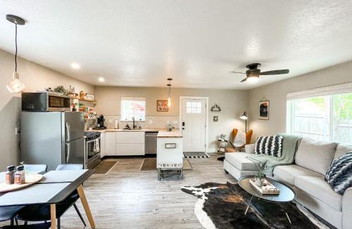 East Colorado Springs House | LUX Guest Suite Hiking Trails / Mtn Views / Grill
