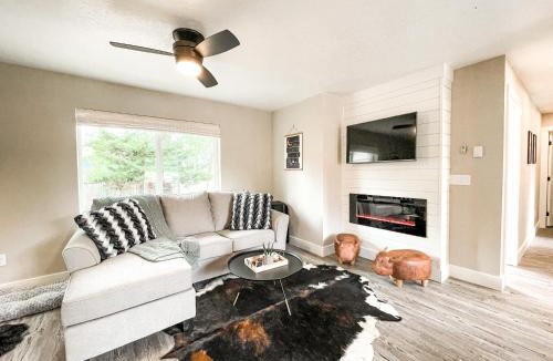 East Colorado Springs House | LUX Guest Suite Hiking Trails / Mtn Views / Grill