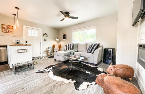 East Colorado Springs House | LUX Guest Suite Hiking Trails / Mtn Views / Grill