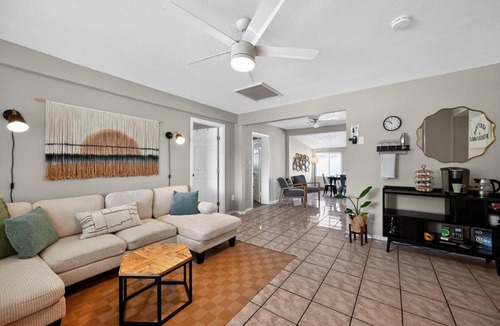 Tempe House | Lux Mins 2 Sky Harbor HonorHealth Dignity HLT