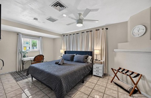 Tempe House | Lux Mins 2 Sky Harbor HonorHealth Dignity HLT