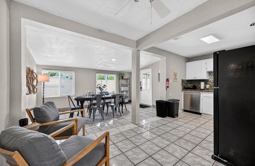 Tempe House | Lux Mins 2 Sky Harbor HonorHealth Dignity HLT