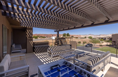 St. George Villa | Luxe 5BR Sleeps 18 w/4 King Beds - Walk to Pool