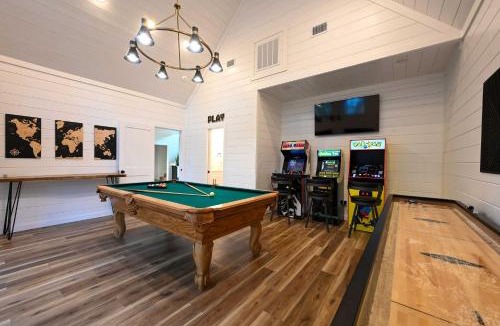 Broken Bow House | Luxe Group Getaway w/2-Story Deck in Broken Bow!