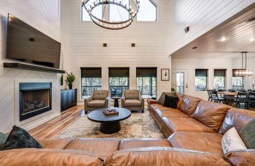 Broken Bow House | Luxe Group Getaway w/2-Story Deck in Broken Bow!