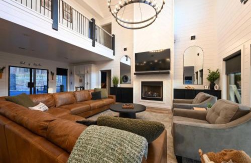 Broken Bow House | Luxe Group Getaway w/2-Story Deck in Broken Bow!