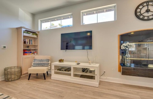 North Arroyo House | Luxe Pasadena Casita w/Fireplace & Grill