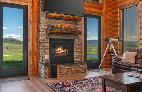 Tetonia House | Luxe Teton View Log Cabin Hot Tub Large Groups