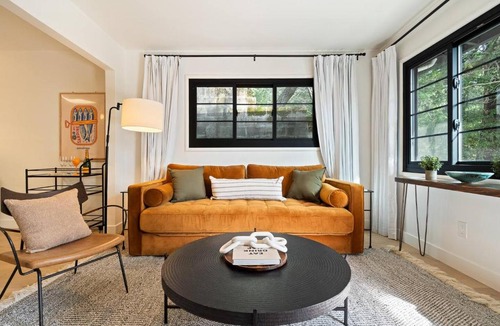 Mill Valley Apartment | Luxe Treehouse Apt Walk to Town King Bed Sleeps 4