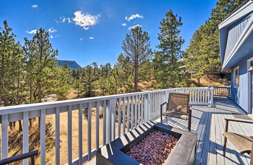 Estes Park House | Luxe Updated Home w/Grill + Hot Tub: 4 Mi to RMNP