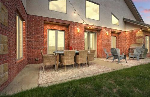 Colonial Pine Hills House | Luxe Villa with Panoramic Views and Yard