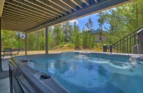 Grand Lake House | Luxurious Grand Lake Vacation Rental w/Hot Tub!