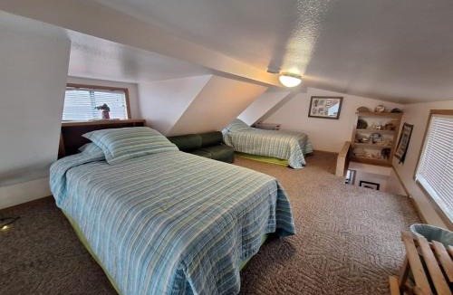 Smith River House | Luxurious Oceanfront Cabin 7 Getaway w Hot Tub