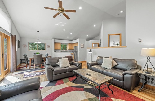 Wildernest House | Luxurious Townhome Nestled in the Woods w/Large Deck