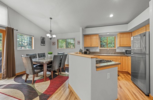 Wildernest House | Luxurious Townhome Nestled in the Woods w/Large Deck