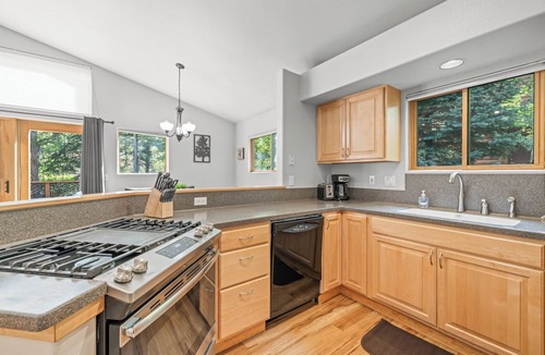 Wildernest House | Luxurious Townhome Nestled in the Woods w/Large Deck