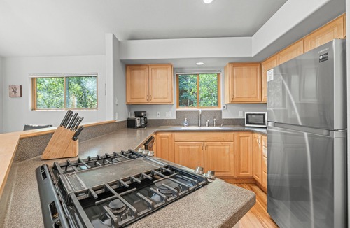 Wildernest House | Luxurious Townhome Nestled in the Woods w/Large Deck