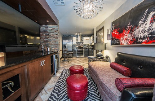 Las Vegas Villa | Luxurious Villa with Home Theater and Gaming System | Close to the Strip + Amazing Amenities