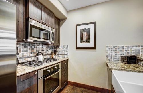 Peak 8 Apartment | Luxury 1 Bedroom Condo with Slopeside View condo