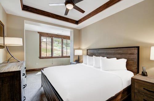 Peak 8 Apartment | Luxury 1 Bedroom Condo with Slopeside View condo