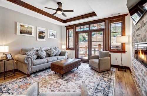 Peak 8 Apartment | Luxury 2 Bedroom Condo with Mountain View condo