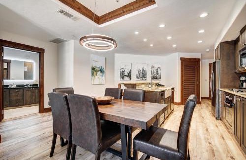 Peak 8 Apartment | Luxury 2 Bedroom Condo with Mountain View condo