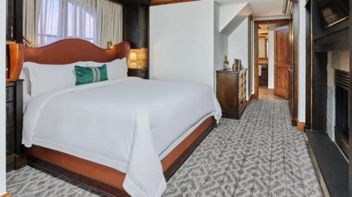 Downtown Apartment | Luxury 2 Bedroom Residence At The St Regis Residence Club In Downtown Aspen