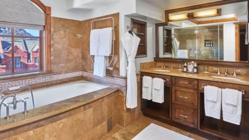 Downtown Apartment | Luxury 2 Bedroom Residence At The St Regis Residence Club In Downtown Aspen